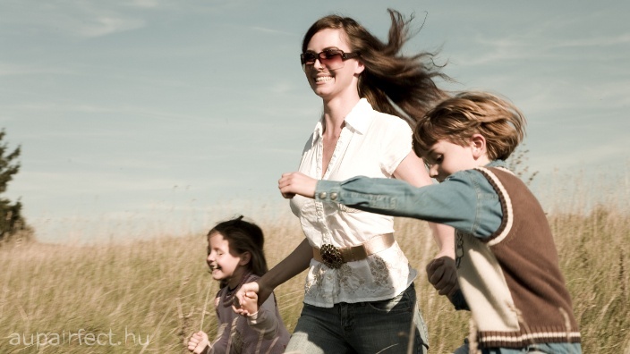 Au pair program ügynökséggel_gyerekekkel játék a szabadban